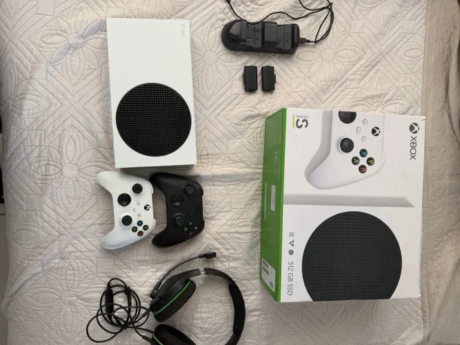 Xbox series S - 512 GB SSD - 120 FPS + Fone Hyperx + Controle reserva 