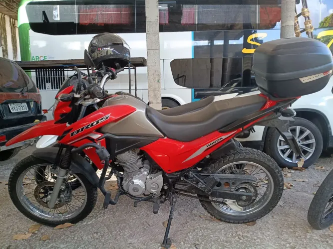 Bros seminova com apenas 7000 km