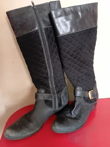 Bota de cano alto feminina. ORIGINAL AREZZO. TAMANHO 39. PERFEITO ESTADO FIVELA E TECIDO.