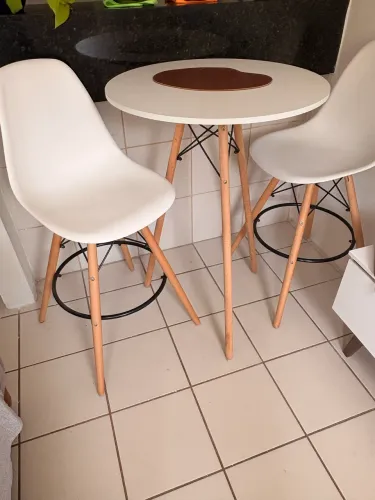 Mesa alta com banquetas / cadeiras eames