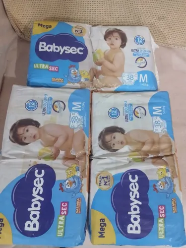 3 pacote de fraldas baboseira 38 fraldas cada pacote.