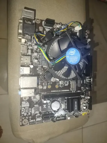 Placa mãe junto com o processador Intel core i3 10100 com cooler
