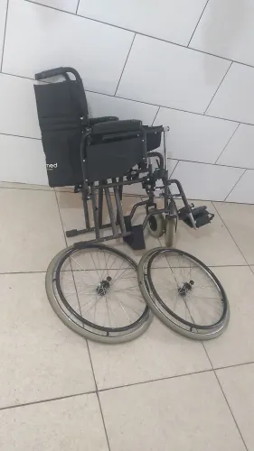 Cadeira de Rodas Desmontável.