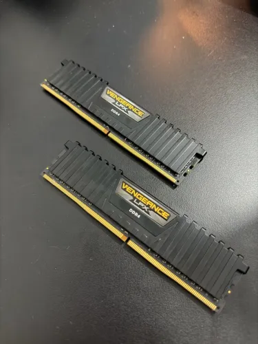 Memória RAM DDR4 - 16GB (2x8) - 3200 MHz - Corsair Vengeance LPX