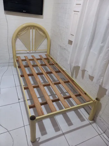 Cama de ferro solteiro na cor bege