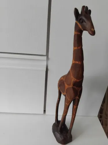 Girafa esculpida na madeira