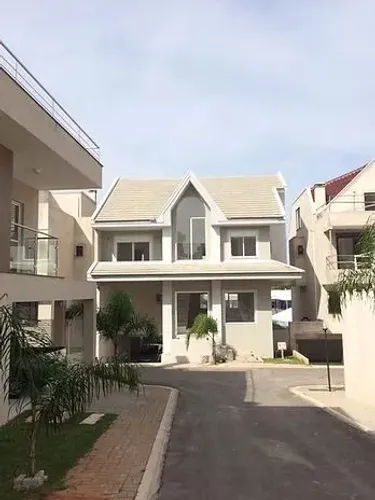 Alugo Casa em Condomínio - Campo Comprido