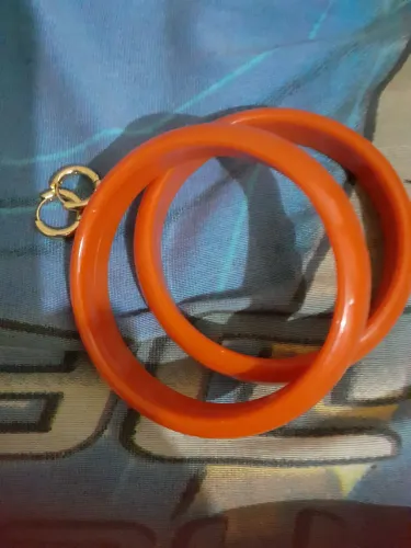 Vendo estas duas argolas e pulseiras. Aceito pagamento em dinheiro, bancaria, pix