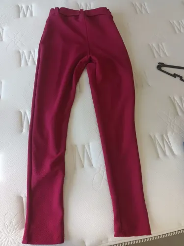 Calça bordô com fivela