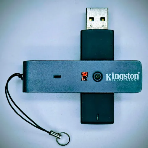 Kingston DataTraveler Locker Plus - Armazenamento seguro com bloqueio por hardware.