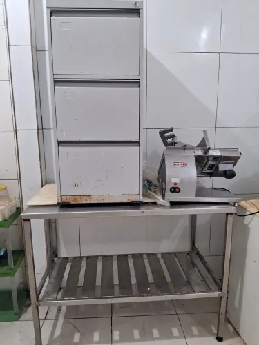 Mesa inox, fatiador, cofre, armário e paleteira