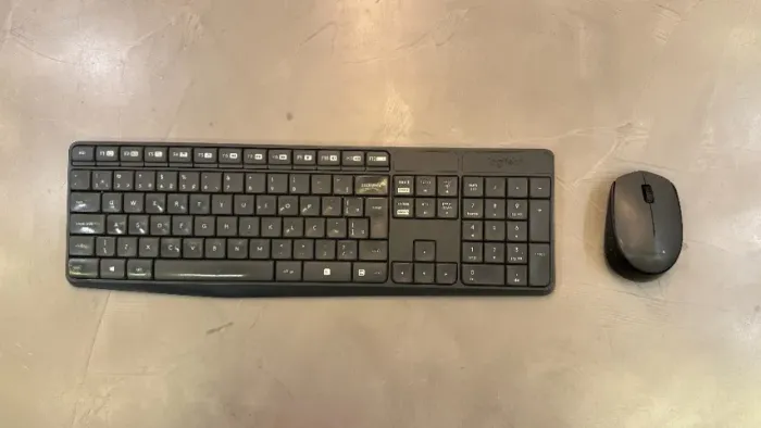 Combo Teclado e Mouse sem fio Logitech MK235 com Conexão USB, e Layout ABN