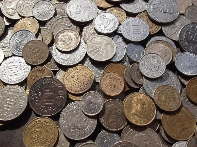 5 quilos de moedas antigas do uruguai