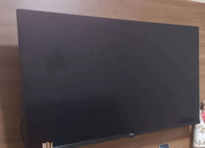 Vende se TV parada, ela está acendendo somente a luz podendo manda ajeitar