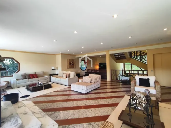 Casa com 6 dormitórios sendo 4 suítes no Jardim Véu da Noiva em Campos do Jordão.