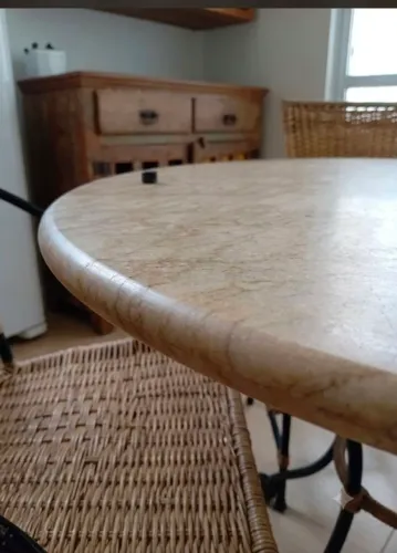 Mesa de mármore travertino borda boleada base em ferro fundido estilo francês, art nuveau