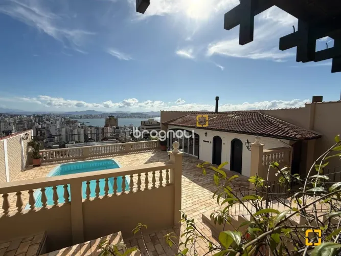Casa com 3 quartos, sendo 1suíte, com piscina, na Agronômica/Florianópolis