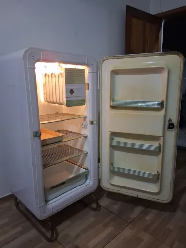 Geladeira antiga relíquia funciona perfeitamente 