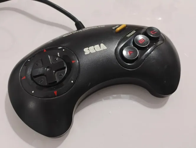 Controle original de Mega Drive