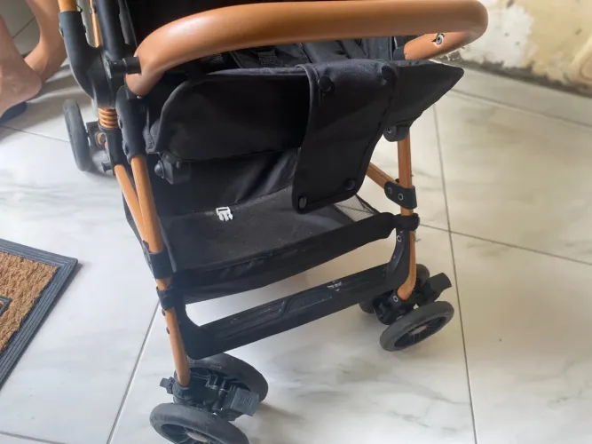 Vendo este carrinho, bem conservado, motivo da venda não serve mais pro meu bebê