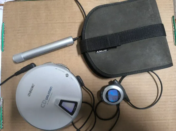 Sony CD Walkman D-E01 (não funciona).