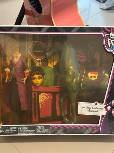 Monster High Boneca Diretora sem Cabeça (Headless Headmistress Bloodgood)