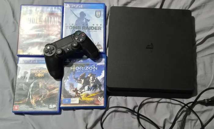 Ps4 slim , 4 jogos e controle original na caixa.
