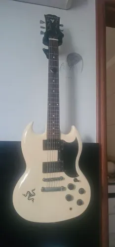 Guitarra SG PHOENYX branca usada