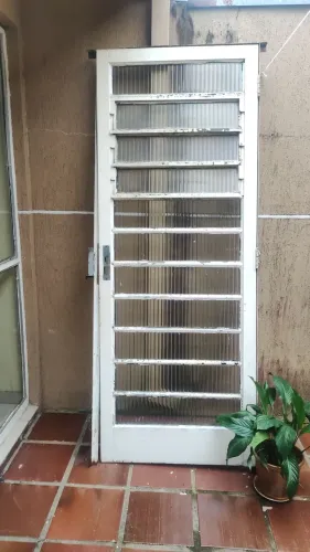 Porta de ferro e vidro