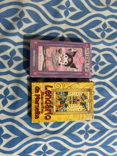 Kit 2 Baralhos de Tarô: Kuromi + Marselha (R$ 25 os dois!)