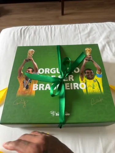 Vendo camisa Brasil original assinado  (Cafu,dunga )na caixa 