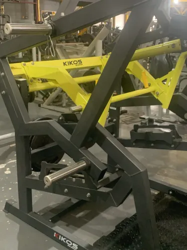 Máquina Profissional Kikos Pro (Plate Loaded) - Linha Premium Academia | Estado Impecável
