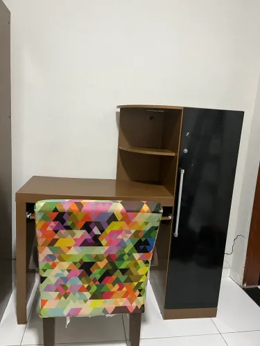 Vendo cômoda com cadeira,estão em ótimo estado,sem nenhum defeito