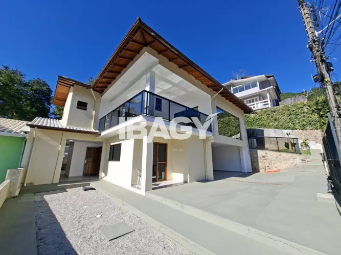 Excelente Casa 5 dormitório(s) em Itacorubi - Florianópolis