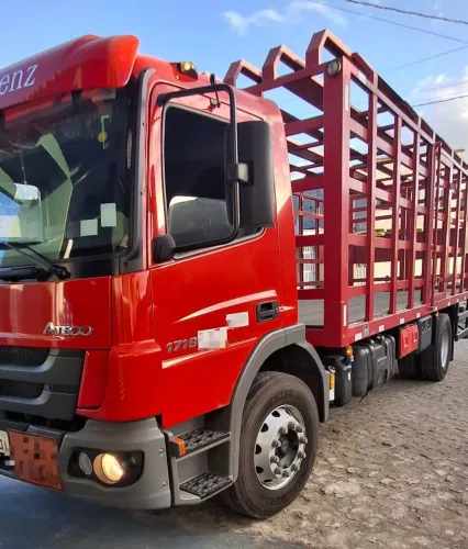 Mercedes-Benz Atego 1719 (2017) | Apenas 61.000 km | Com Carroceria Grade Alta