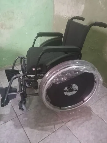Vendo cadeira de rodas nova.