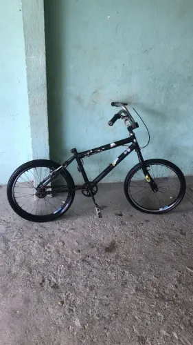 BICICLETA ARO 20 PRA VENDER BARATA TODA BOA SÓ FALTA UMA CELA