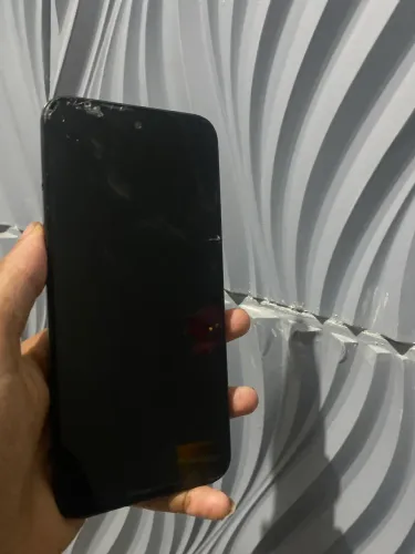 Celular com a tela quebrada 