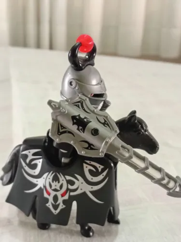 Playmobil Grande Cavaleiro do Dragão (com Arma de Raios que acende de verdade)