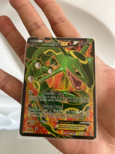 Pokémon Rayquaza-EX 123/124 Full Art, da coleção Dragons Exalted.