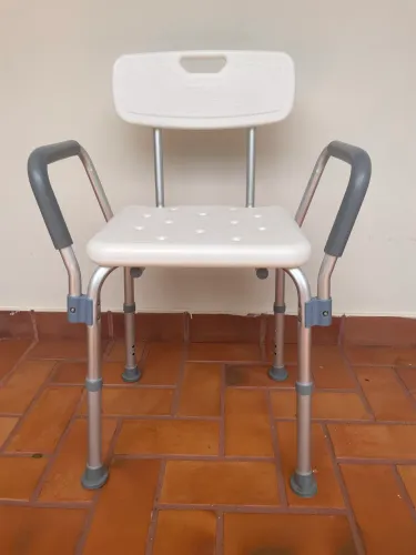 Cadeira de banho com braços Dellamed