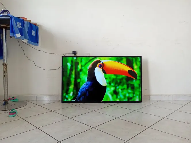 Tv smart 4k Samsung Crystal 50 polegadas ainda com os plásticos nas laterais semi nova!