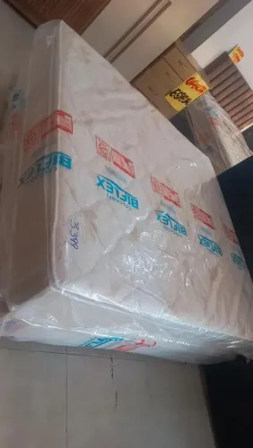 Produtos do mostruário de loja com preços de limpa estoque