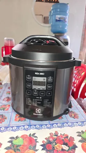 Panela de Pressão Elétrica Electrolux PCC20 6L 220V ? Seminova