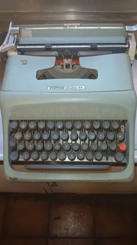 Máquina de escrever olivetti