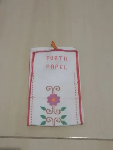 Porta-Papel Artesanal de Tecido - Decorado com Flores