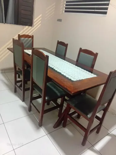 Vendo conjunto de mesa de 6 cadeiras de madeira