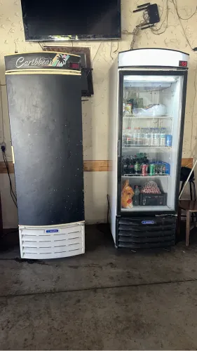 1 Freezer Cervejeiro Preto 220 Porta Cega