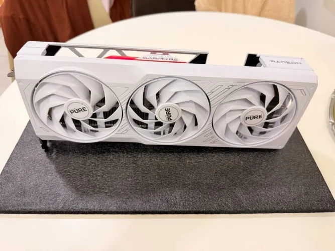 Placa de Vídeo Sapphire Pure AMD Radeon RX 7900 GRE 16GB