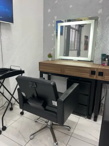 Bancada com espelho de led e cadeira para salão de beleza